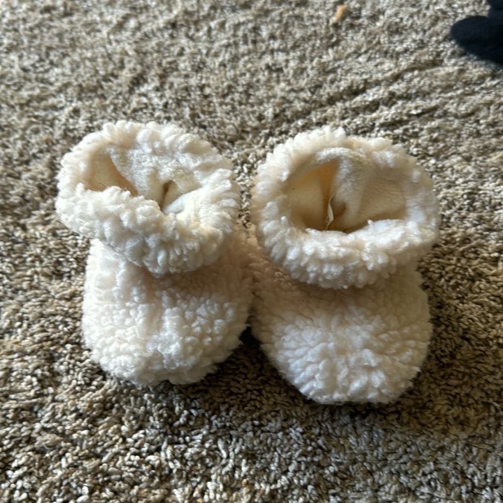Fuzzy acorn baby show cream size 0-6 months